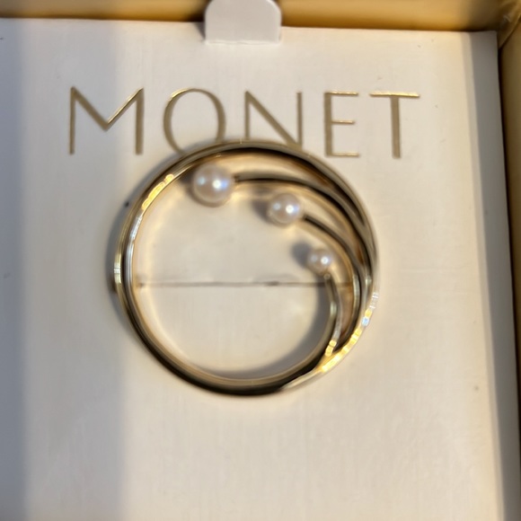 Vintage Gold Tone Monet Round Brooch Pin with Faux Pearls - Picture 2 of 3